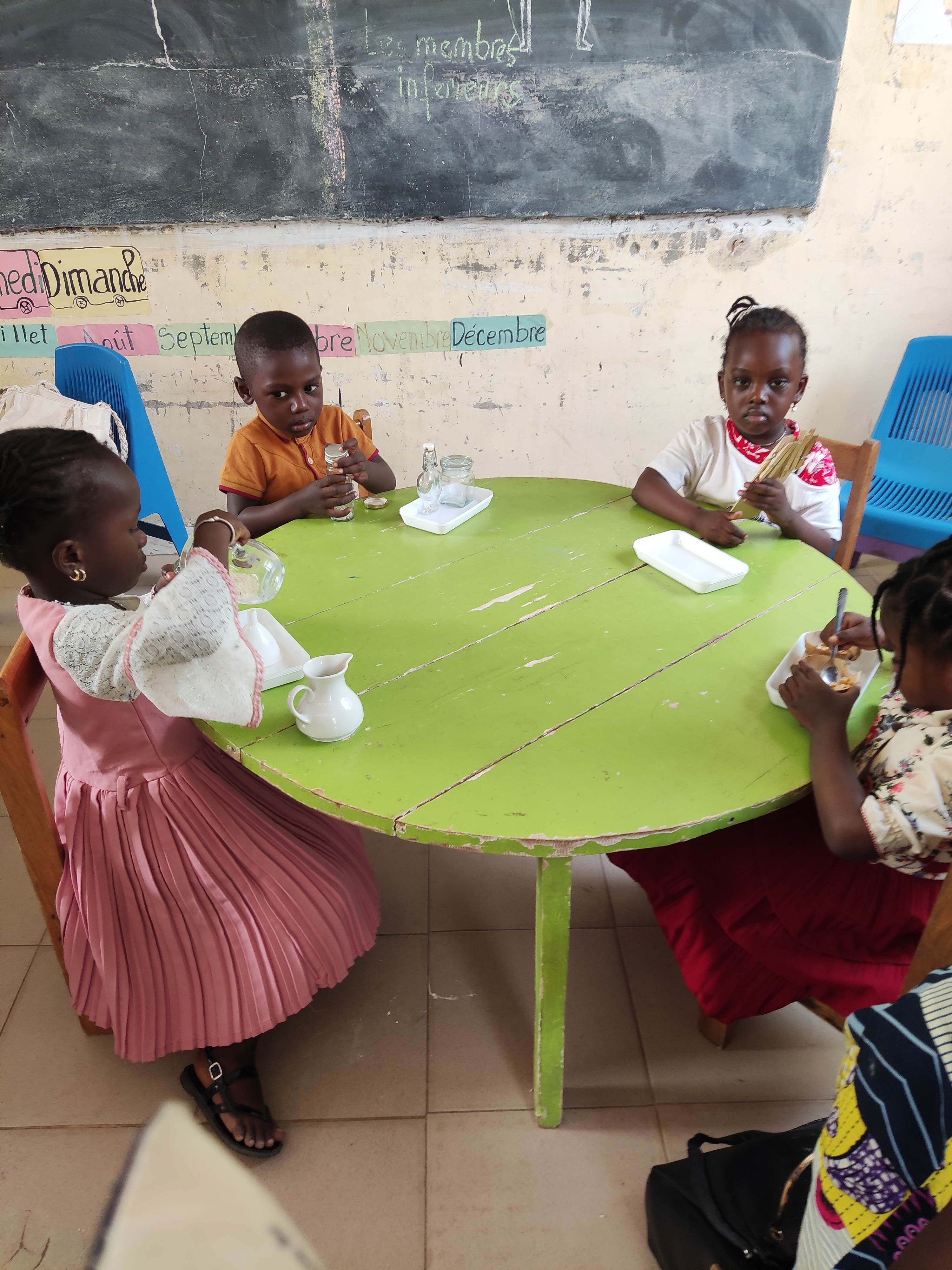Enseignante et enfants dans une classe Montessori à Louga