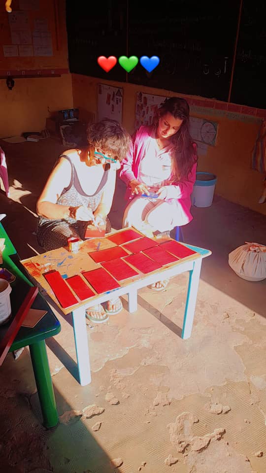 Enfants réunis dans une classe Montessori à Louga
