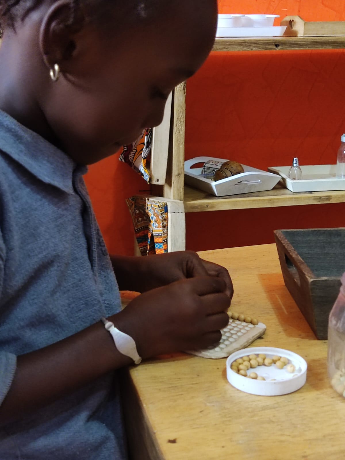 Enfant utilisant du matériel Montessori